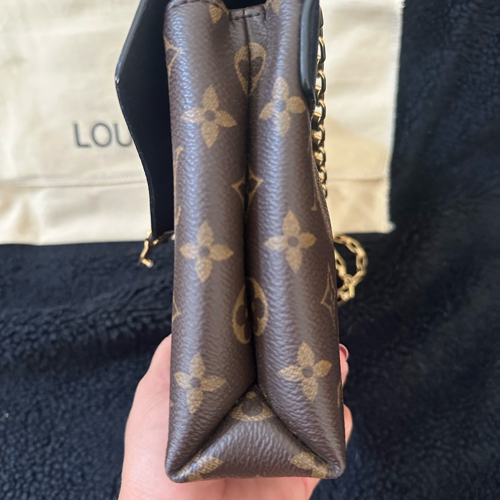 Louis Vuitton Pallas Chain - Picture 8 of 14